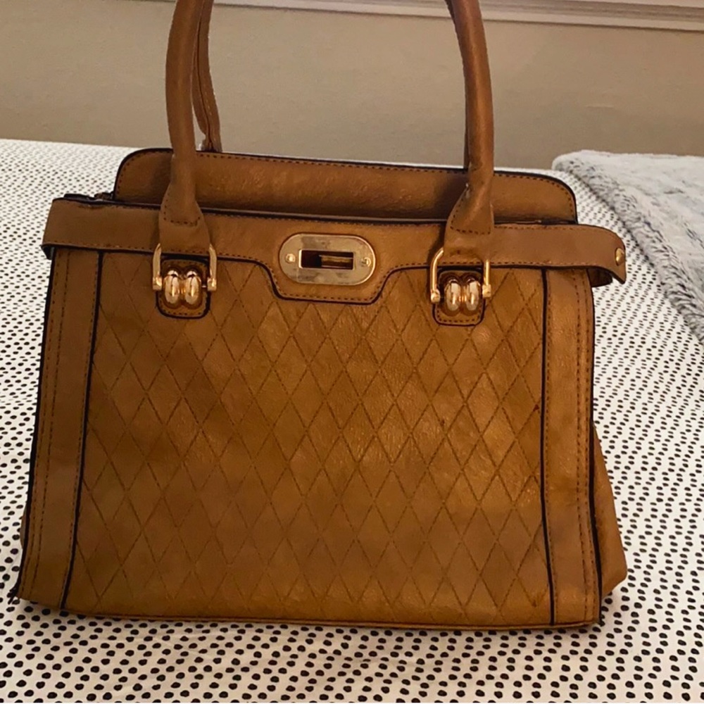 Cute tote 👜 for on the go 🤩